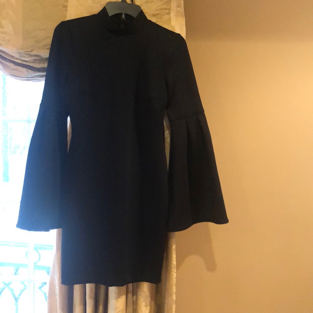 Short guess bell sleeve detail dress